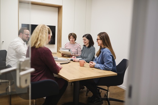 Personen im Besprechungsraum
